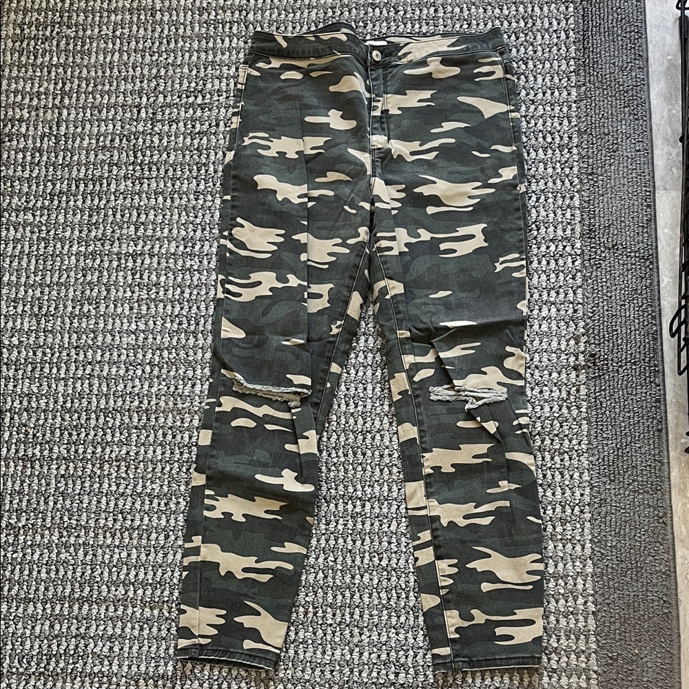 Forever 21 Olive Green Camo Skinny Pants